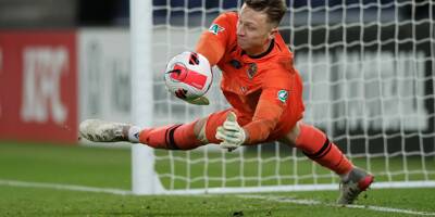 Le gardien de but de l'OGC Nice, Marcin Bulka reçoit un verre de bière en plein match